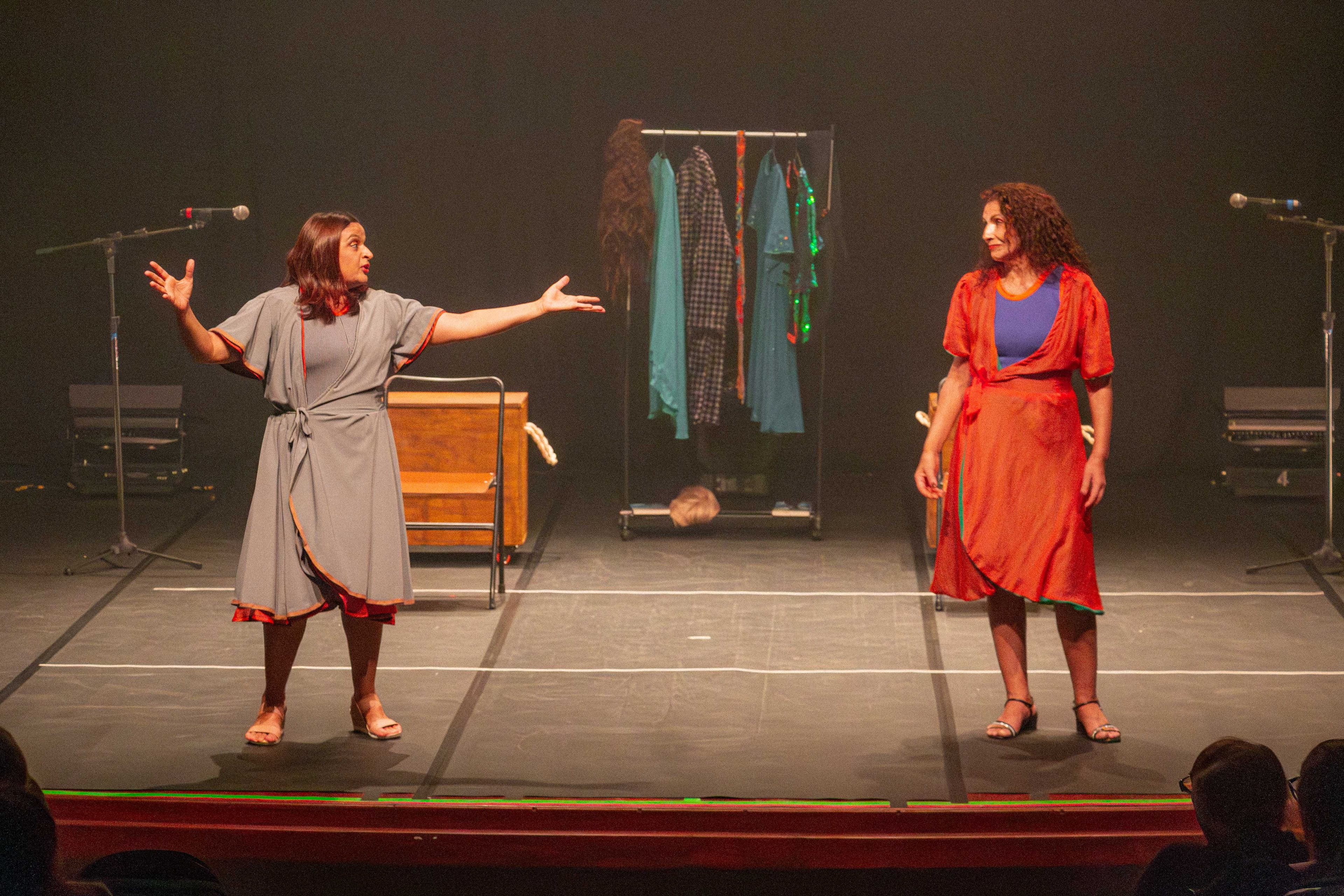 “Menospausa” aborda maturidade feminina com humor e reflexão no Theatro José de Alencar
