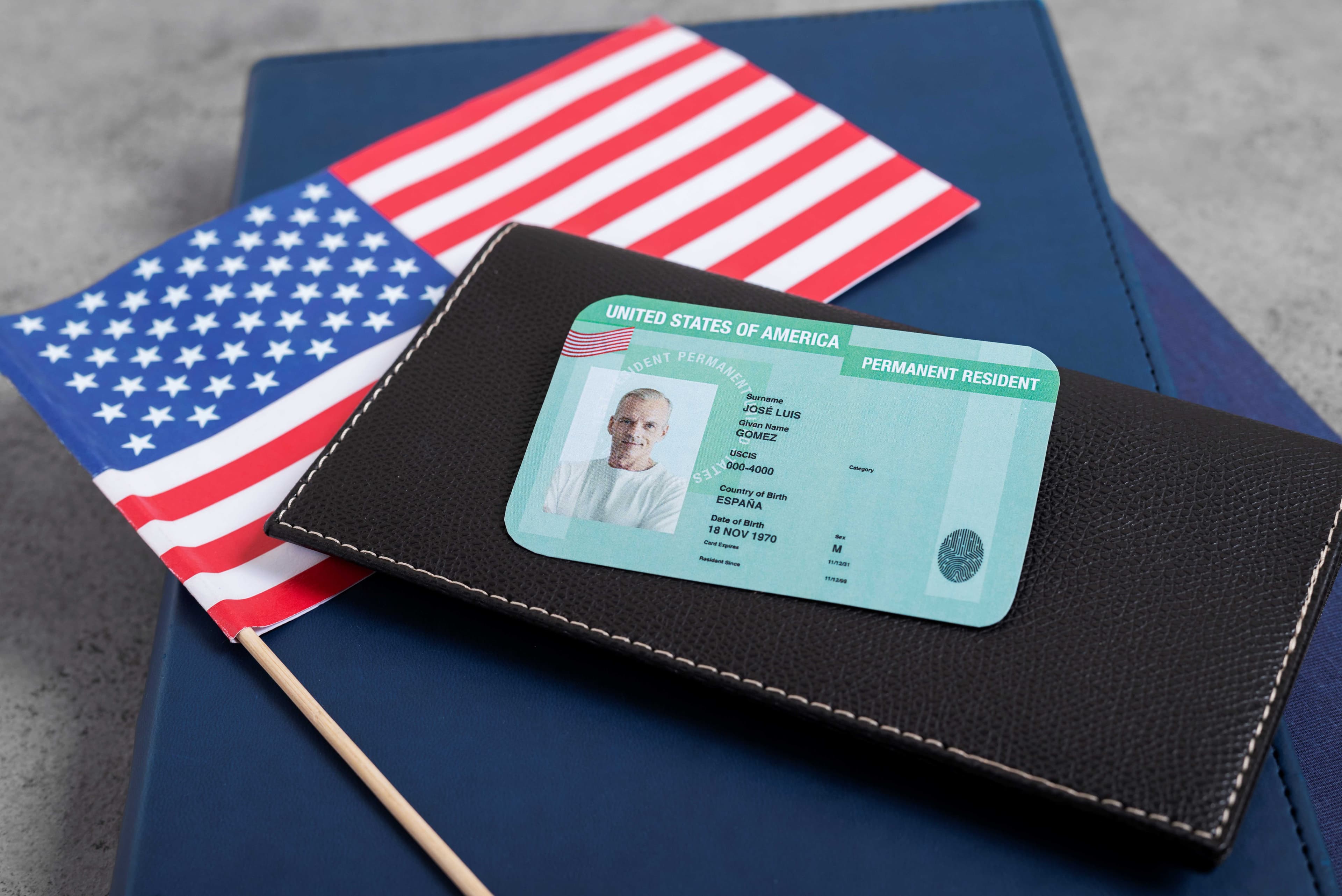 EUA intensificam revisão de Green Cards concedidos no governo Biden e acendem alerta entre imigrantes legais